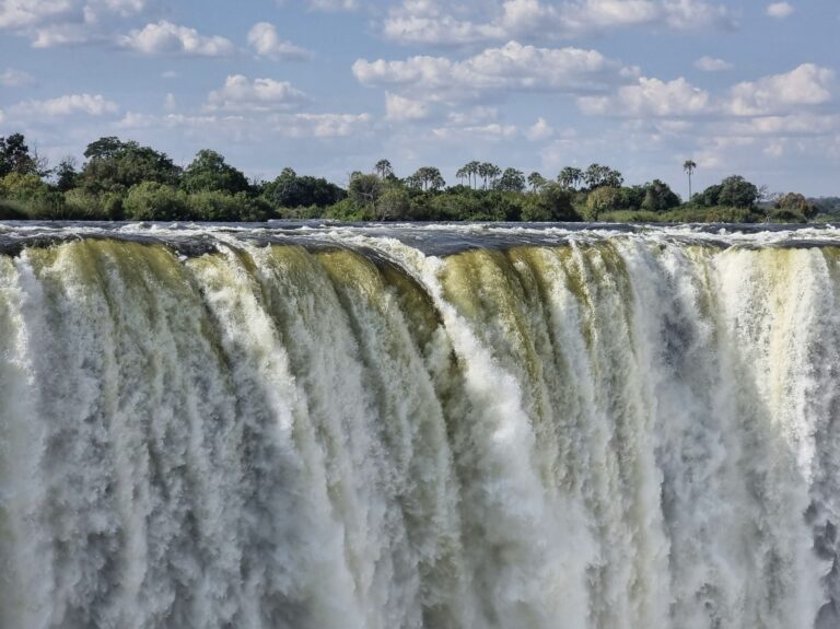 Victoria Falls in southern Africa in full flood. © copyright Anesu Muvungani – free download courtesy of www.pexels.com